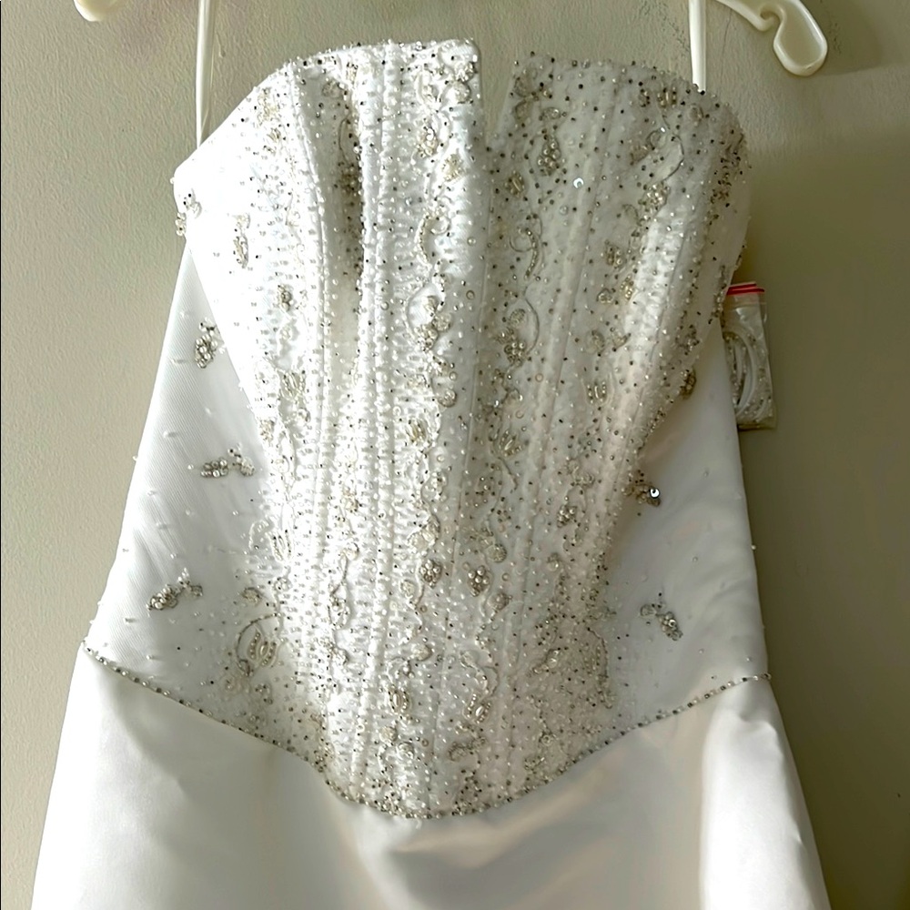 Elegant White Beaded Strapless Wedding Dress with Removable Train